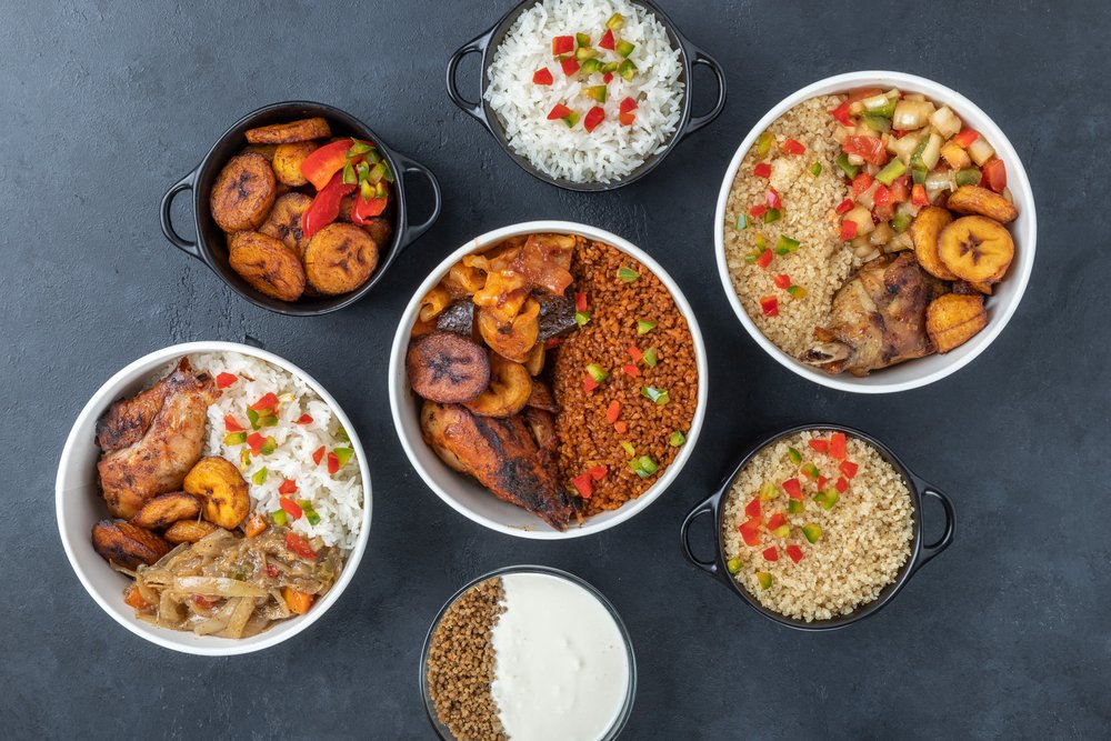 Assortiment de plats afro servis en bols
