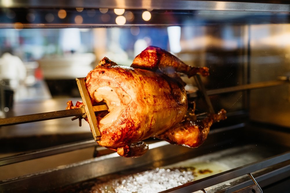 Poulets entiers dorés à la broche chez ZÉYII